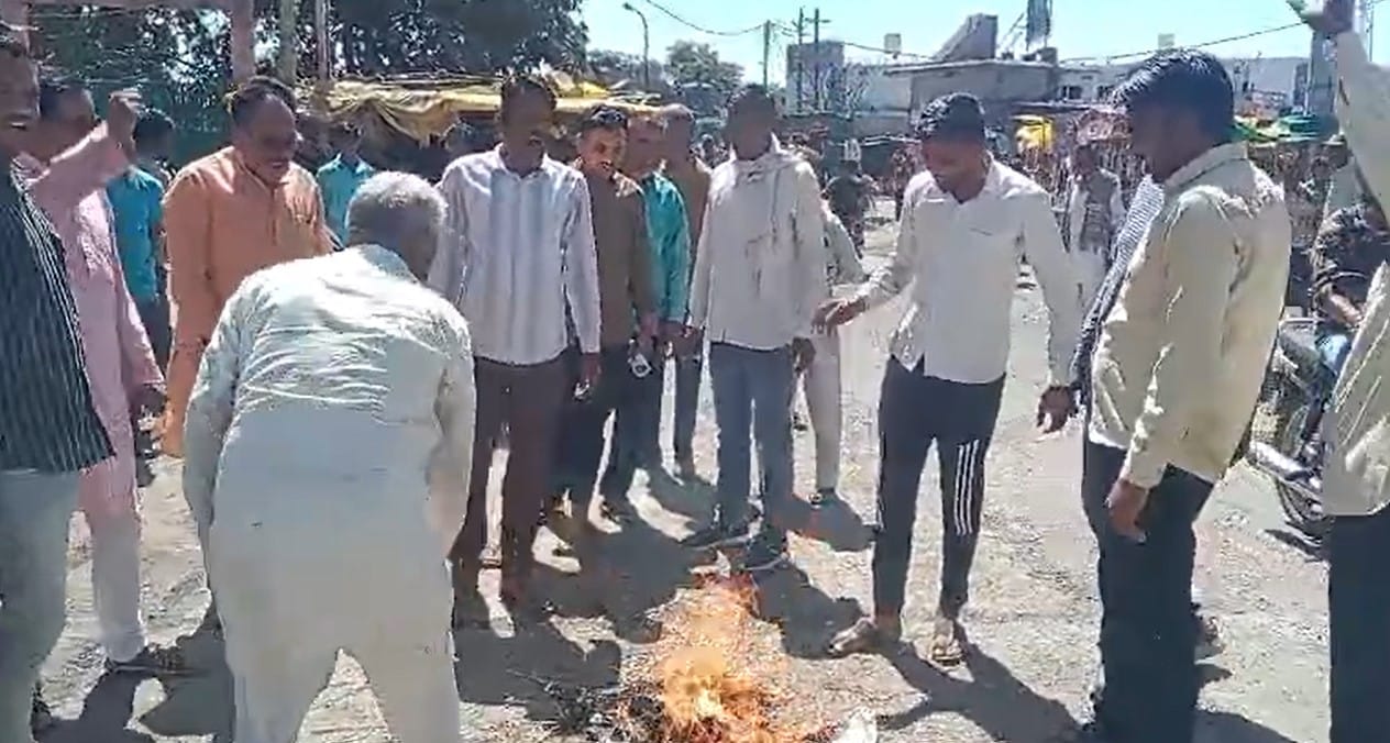 मंत्री प्रहलाद पटेल का कांग्रेस द्वारा देवास सहित सोनकच्छ में पुतला जलाया