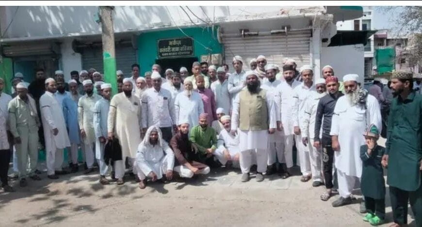 काली पट्टी बांध कर वक्फ बिल का विरोध जताया