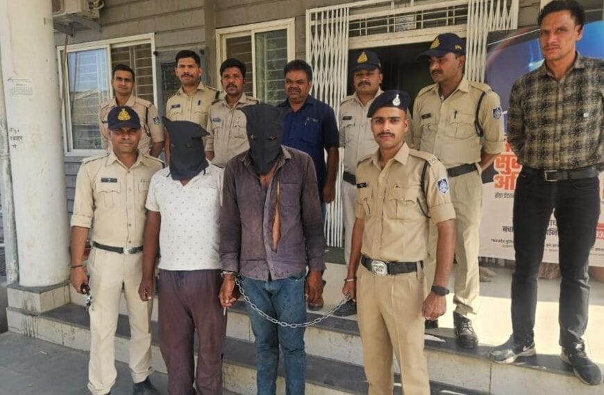 चोरी करने वाले लुटेरे रंगे हाथों गिरफ्तार