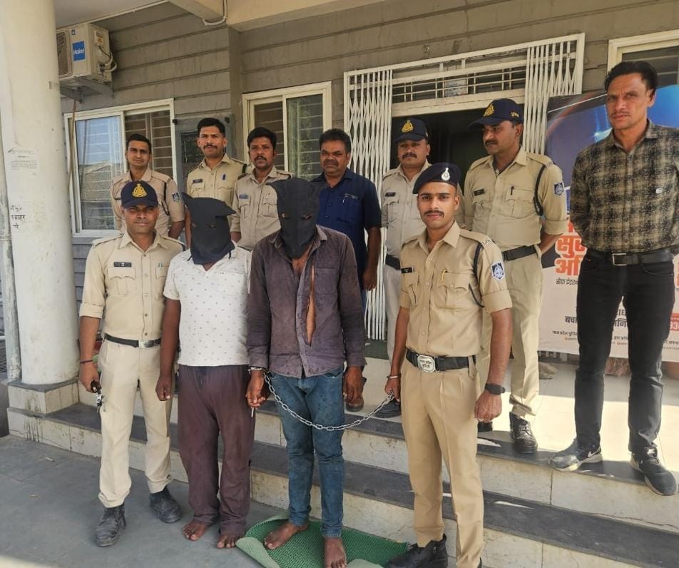 चोरी करने वाले लुटेरे रंगे हाथों गिरफ्तार