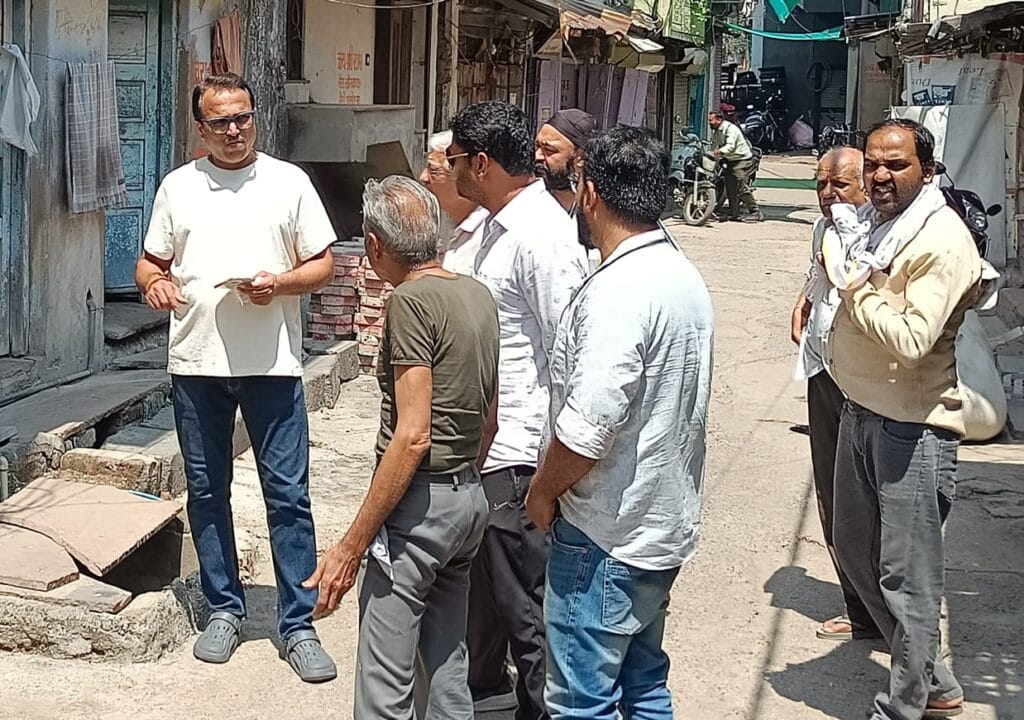पेवर ब्लांक लगाने का वार्डवासियों ने विरोध किया