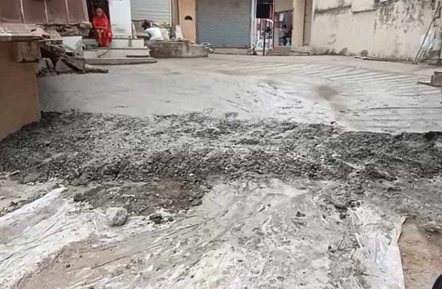 रोड़ बनाने की सामग्री मै हो रही है भरी लापरवाही