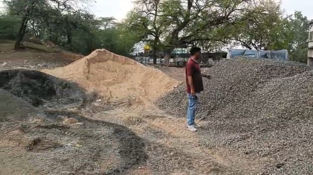 रोड़ बनाने की सामग्री मै हो रही है भरी लापरवाही