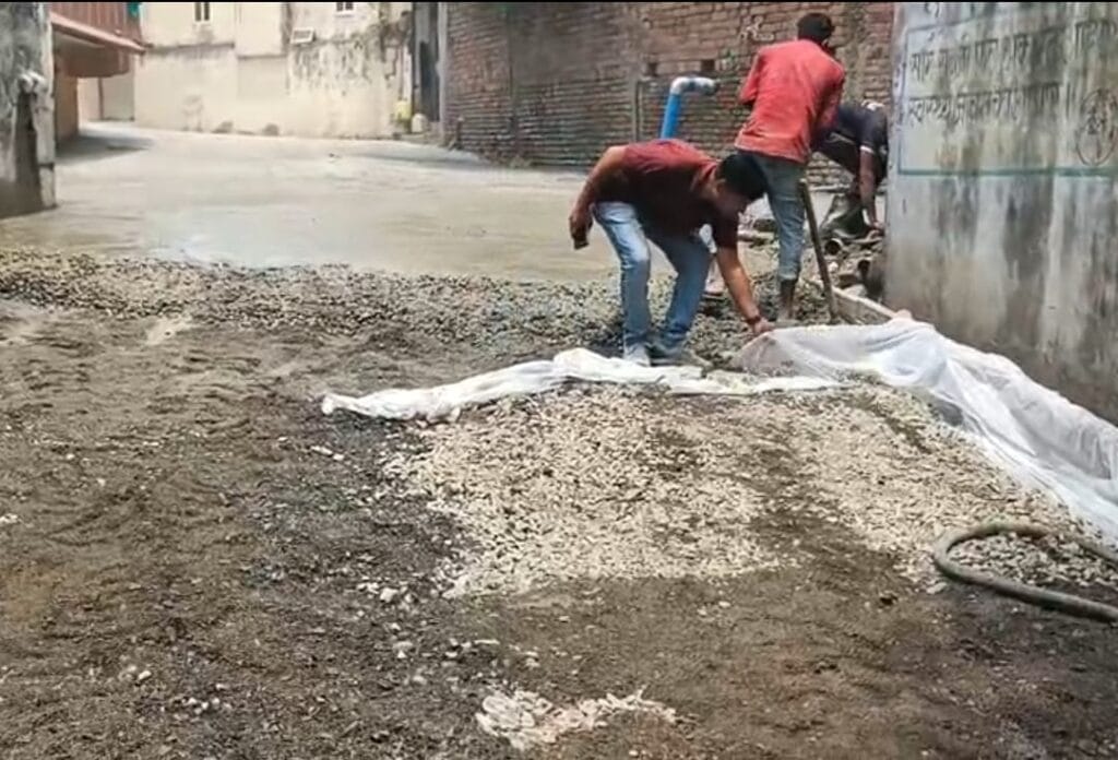 काम रुकवाने गये इंजिनियर के साथ ठेकेदार के लोगों ने किया दुर्व्यवहार