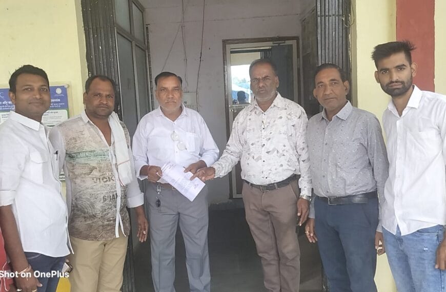 सोनकच्छ अनाज मंडी में किसानों ने उचित मूल्य की मांग को लेकर हाईवे जाम किया — व्यापारियों ने सुरक्षा को लेकर सौंपा ज्ञापन