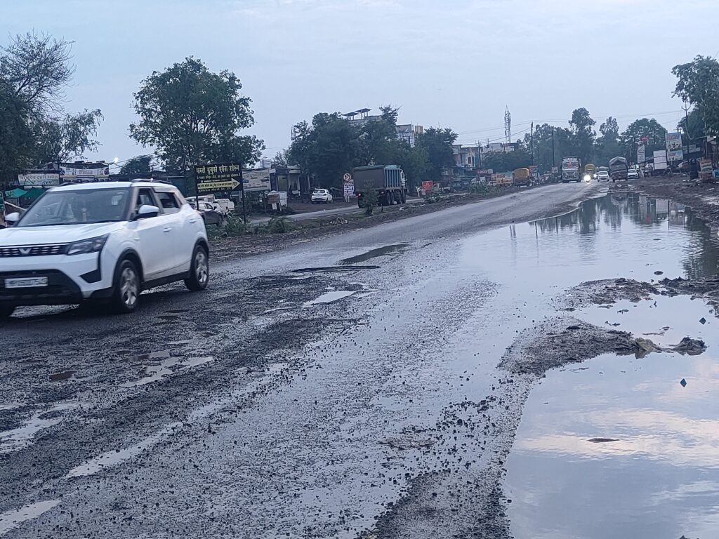 सोनकच्छ देवास हाईवे