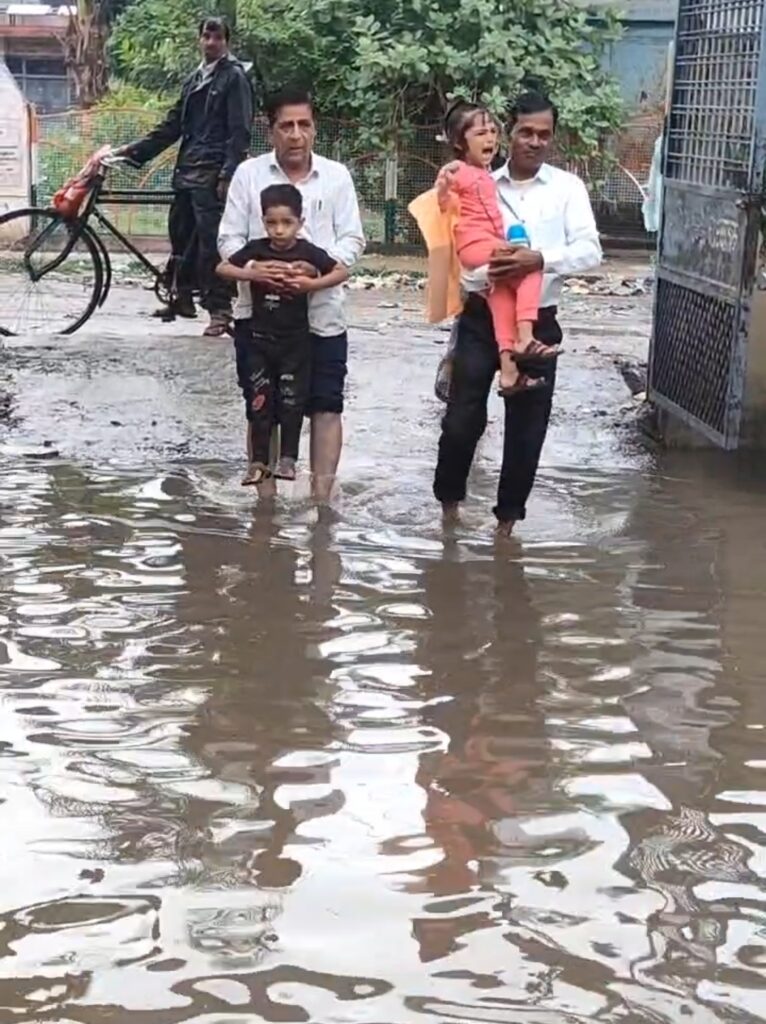 गंधर्वपुरी स्कूल में जलभराव