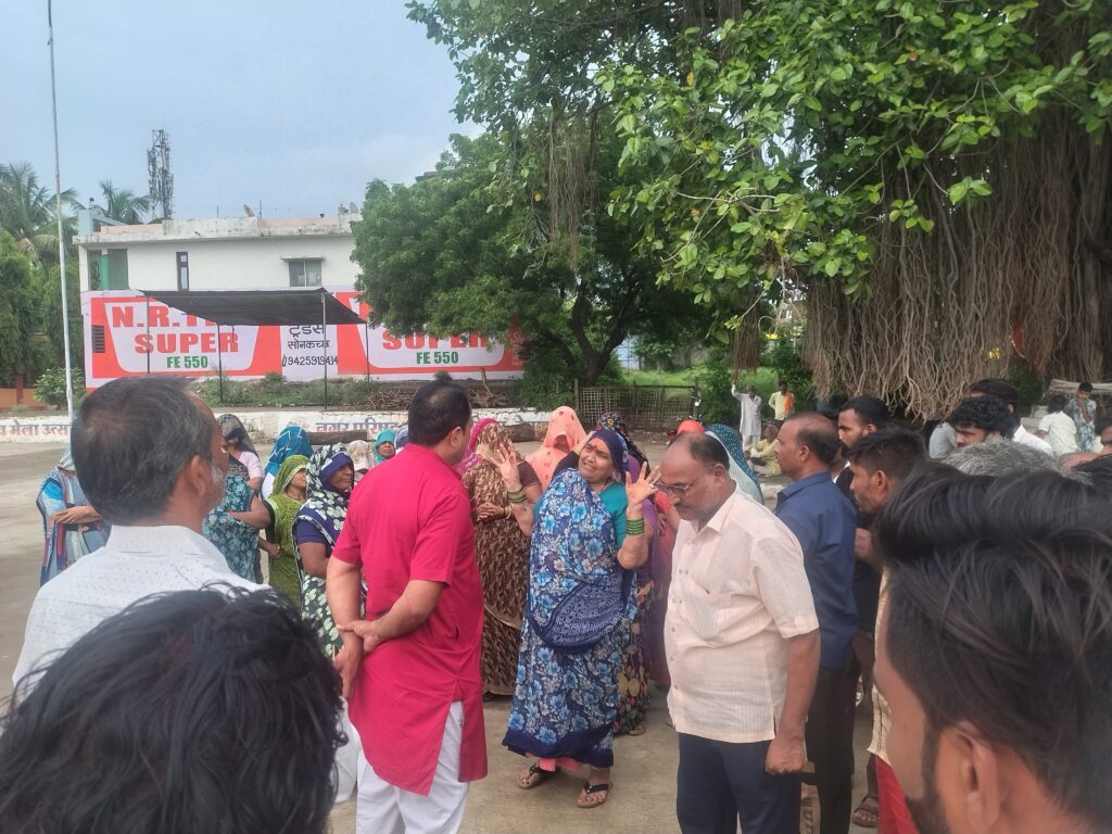 अध्यक्ष प्रतिनिधि से बोले कर्मचारी